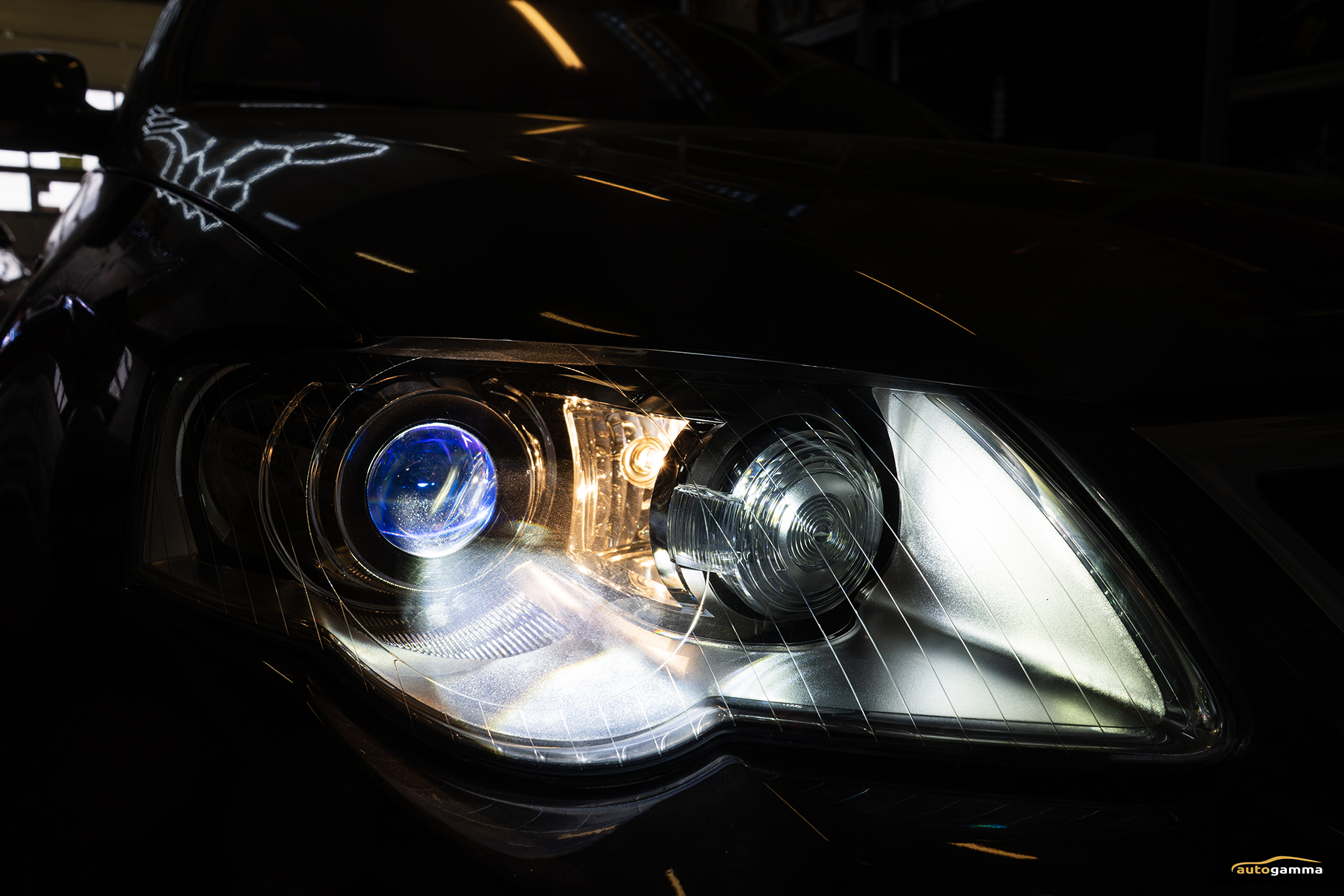 VW Passat — montaż soczewek Bi-LED